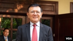 Kem Sokha,​ opposition leader, talks to reporters in his house before leaving to the Phnom Penh Municipal court for his trial on January 22, 2020 in Phnom Penh, Cambodia.(Tum Malis/VOA Khmer)