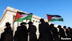 သမ္မတထရမ့်နှင့် အစ္စရေးလ်ဝန်ကြီးချုပ်တို့ တွေ့ဆုံနေချိန် ကန့်ကွက်ဆန္ဒပြနေသည့် ပါလက်စတိုင်းထောက်ခံသူ ဂျူးလူမျိုးများ။ (၄ ဖေဖော်ဝါရီ ၂၀၂၅) (Reuters)