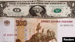 Банкнота номиналом 100 российских рублей и 1 доллар США