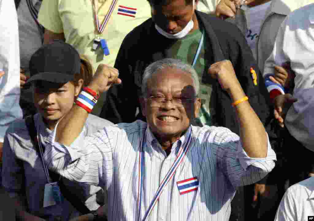 Thai anti-government protest leader Suthep Thaugsuban holds clenched fists during a march with his supporters in Bangkok, Thailand, Dec. 22, 2013.&nbsp;