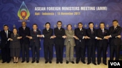 Para Menteri Luar Negeri Negara-Negara ASEAN di Bali. Dari kiri: Menlu Birma Wunna Maung Lwin, Utusan Menlu Filipina Erlinda Basilio, Menlu Singapura K. Shanmugam, Wakil Menlu Thailand Jullapong Nonsrichai, Menlu Vietnam Pham Binh Minh, Menlu Indonesia Ma