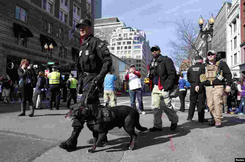 Petugas polisi Boston, bagian K-9 unit, berpatroli di Boylston Street dekat garis akhir sebelum Boston Marathon ke-118 dimulai, Boston, Mass., 21 April 2014.
