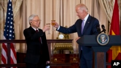 Tổng thống Joe Biden khi còn là Phó Tổng thống nâng cốc chúc mừng Tổng Bí Thư Nguyễn Phú Trọng tại Bộ Ngoại giao Mỹ ở Washington ngày 7/7/2015.