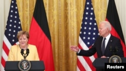 Presiden AS Joe Biden dan Kanselir Jerman Angela Merkel dalam konferensi pers bersama di Gedung Putih, Washington, Kamis, 15 Juli 2021. (Foto: Tom Brenner/Reuters)