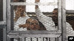 Lãnh tụ của tổ chức Huynh đệ Hồi giáo Mohammed Badie, giữa, tại 1 tòa án ở Cairo, Ai Cập, 1/4/2014.