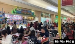 Hàng quán trong Grand Century Mall (Ảnh: Bùi Văn Phú)