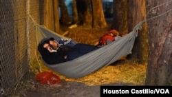 Decenas de nicaragüenses duermen a la intemperie en las afueras de Migración y Extranjería de Costa Rica