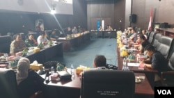 Rapat Dengar Pendapat (RDP) menghadirkan pihak manajemen PT Gunbuster Nickel Industry (PT GNI) di Gedung DPRD Morowali Utara, Jumat 20 Januari 2023 (Foto : VOA/Yoanes Litha).