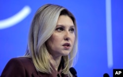 La primera dama de Ucrania, Olena Zelenska, pronuncia un discurso en el Foro Económico Mundial en Davos, Suiza, el martes 17 de enero de 2023. La reunión anual del Foro Económico Mundial se llevará a cabo en Davos del 16 al 20 de enero de 2023.