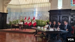 La presidenta de Perú, Dina Boluarte, sostiene un encuentro con corresponsales extranjeros en el Palacio de Gobierno, en Lima, el 24 de enero de 2023. 