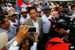 Thach Setha, yang kini merupakan wakil presiden partai oposisi Partai Cahaya Lilin berbicara kepada media di dekat Kedutaan Besar Vietnam di Phnom Penh pada 14 Agustus 2014. (Heng Sinith/AP)