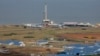 Rig pengeboran ladang minyak Kingfisher di Uganda barat Selasa, 24 Januari 2023. Presiden COP28 Sultan al-Jaber mengatakan pada Senin (2/10) bahwa lebih dari 20 perusahaan minyak dan gas mendukung seruannya untuk memangkas produksi emisi karbon. (AP/Hajarah Nalwadda)