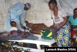 Medical staff takes care of a cholera patient inside a cholera ward in Blantyre, Malawi. (Lameck Masina/VOA)