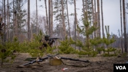 A Ukrainian soldier trains in the Donbas region of Ukraine, close enough to the fighting to hear explosions, Jan. 21, 2023. (Yan Boechat/VOA)