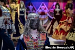 Kepala manekin ditutupi di sebuah toko busana perempuan di Kabul, Afghanistan, Senin, 26 Desember 2022. (Foto: AP/Ebrahim Noroozi)