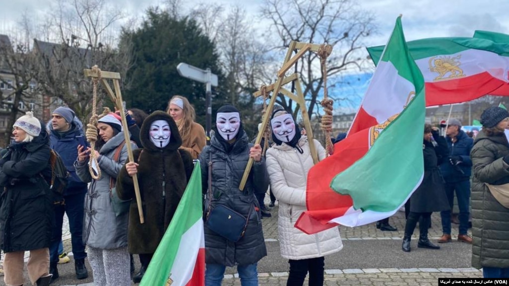 تجمع ایرانیان مقابل پارلمان اروپا در استراسبورگ فرانسه با درخواست تعیین سپاه پاسداران به عنوان سازمان تروریستی؛ دوشنبه ۲۶ دی ۱۴۰۱