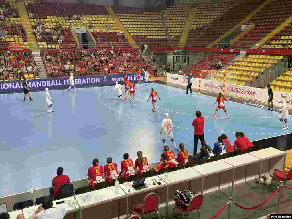 نگین رحمانی یکی از گلزنان ایران در دقایق نخستین نیمه اول با مصدومیت از ناحیه مچ پا مجبور به ترک زمین مسابقه شد&nbsp;&nbsp;