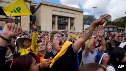 Partidarios del presidente Gustavo Petro durante su ceremonia de investidura en la plaza Bolívar de Bogotá, Colombia, el domingo 7 de agosto de 2022. (Foto AP/Ariana Cubillos)