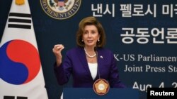 ប្រធាន​រដ្ឋសភា​សហរដ្ឋ​អាមេរិក​អ្នកស្រី Nancy Pelosi ថ្លែង​ក្នុង​អំឡុង​សន្និសីទ​សារព័ត៌មាន​មួយ​ជាមួយ​ប្រធាន​រដ្ឋសភា​កូរ៉េខាងត្បូង​លោក Kim Jin-pyo (មិន​មាន​បង្ហាញ​ក្នុង​រូប​នេះ) នៅ​រដ្ឋធានី​សេអ៊ូល​ប្រទេស​កូរ៉េខាងត្បូង​កាល​ពី​​ថ្ងៃ​ទី​៤ ខែ​សីហា ឆ្នាំ​២០២២។ 