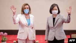 Ketua DPR AS Nancy Pelosi (kiri) dalam pertemuan dengan Presiden Taiwan Tsai Ing-wen di Kantor Kepresidenan di Taipei, Rabu (3/8). 