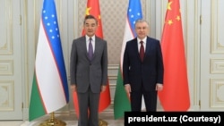 Uzbek President Shavkat Mirziyoyev, right, meets with Chinese Foreign Minister Wang Yi, Tashkent, Uzbekistan, July 28, 2022. (president.uz)