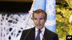 ARCHIVO - Rafael Grossi, director general de la Agencia Internacional de Energía Atómica (OIEA), habla mientras el ministro de RREE de Japón, Yoshimasa Hayashi, escucha durante una conferencia de prensa en la casa de huéspedes Iikura en Tokio, el jueves 19 de mayo de 2022.