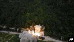 中共官媒新华社发布的照片显示解放军东部战区火箭军在大规模绕台军演中进行远程导弹实弹演习。（2022年8月4日）