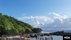 在台灣離島小琉球水域遊玩的遊客 (照片來源：江東林）