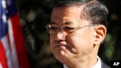 FILE – Veterans Affairs Secretary Eric Shinseki applauds veterans in audience while addressing disabled veterans' memorial dedication ceremony, Washington, Nov. 2010.