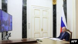 Esta fotografía distribuida por la agencia estatal rusa Sputnik el 24 de abril de 2024 muestra al presidente de Rusia, Vladimir Putin, presidiendo una reunión con funcionarios a través de una videoconferencia en Moscú. [Foto: Archivo/AFP/Agencia estatal Rusa]