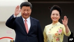 中国国家主席习近平携夫人彭丽媛抵达越南首都河内访问(2015年11月5日)