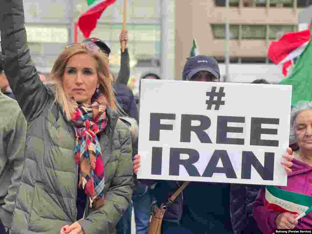 تجمع همبستگی ایرانی&zwnj;تباران ساکن شرق کانادا با هموطنان داخل کشور در روز شنبه ۱۶ مهرماه در دانشگاه تورنتو کانادا برگزار شد.