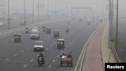 Berbagai kendaraan terlihat di jalan raya pada pagi yang berkabut di New Delhi, India (foto: dok). India meresmikan tahap pertama jalan tol sepanjang 1.386 km, yang menghubungkan kota New Delhi dan Mumbai. 