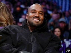 Kanye West menyaksikan paruh pertama pertandingan bola basket NBA antara Washington Wizards dan Los Angeles Lakers di Los Angeles, pada 11 Maret 2022.