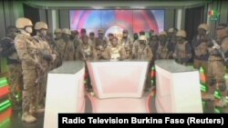 Annonce du renversement du lieutenant-colonel Paul-Henri Sandaogo Damiba à la télévision nationale à Ouagadougou, Burkina Faso, 30 septembre 2022.