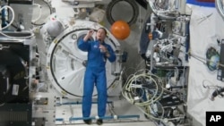 Astronaut Nicole Mann menunjukkan gantungan tradisional dream catcher miliknya dalam wawancara pada 19 Oktober 2022. Dia kini berada di stasiun luar angkasa internasional untuk menjalakan misi selama lima bulan. (Foto: NASA via AP)