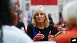 La primera dama Jill Biden habla con los estudiantes durante una parada en Westside Academy el miércoles 12 de octubre de 2022 en Milwaukee. (Foto AP/Morry Gash)
