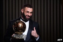 Penyerang Real Madrid asal Prancis Karim Benzema menerima penghargaan Ballon d'Or dalam upacara penghargaan Ballon d'Or France Football 2022 di Theatre du Chatelet di Paris pada 17 Oktober 2022. (Foto: AFP/Frank Fife)