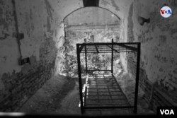 Imagen de una de las celdas que contaba con espacio al que llegaba la luz del sol para que los reclusos pudieran hacer ejercicios. [Foto: Ismael Rodríguez]