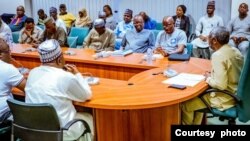 Shugabannin kungiyar ASUU tare da shugaban Majalisar wakilan Najeriya Femi Gbajabiamila yayin wani zaman sulhu da majalisar ta shirya don kawo karshen yajin aiki