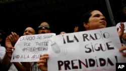 Periodistas venezolanos se manifiestan frente al centro nacional de telecomunicaciones en Caracas, el 3 de agosto de 2009.