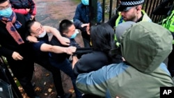 资料照片: 2022年10月16日港人Bob Chan在中国驻曼彻斯特总领事馆外示威时，被多位中方领事官员殴打并且差点拽入领事馆