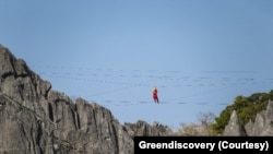 ຮູບທີ່ຖືກຈັດໃຫ້ໂດຍທີມງານຂອງ ທ່ານອິນທີ, ເປີດເຜີຍໃຫ້ເຫັນພາບຂອງການຫ້ອຍເຊືອກ ທີ່ເປັນການພະຈົນໄພ ເຊິ່ງເໜັ່ງ ແລະເຊື່ອມກັນລະຫວ່າງຍອດຂອງພູຫິນໜາມໜໍ່