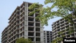 中国房地产企业佳登宝公司在广西桂林的一处烂尾的住宅楼建筑工地。（2022年9月17日）