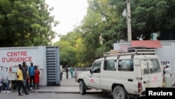 Sebuah ambulans tiba di rumah sakit yang dioperasikan oleh organisasi Dokter Tanpa Tapal Batas (MSF) di Port-au-Prince, Haiti, pada 4 Oktober 2022. (Foto: Reuters/Ralph Tedy Erol)