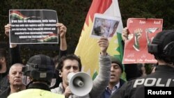 Para petugas polisi menjaga jalannya aksi demonstrasi terkait kematian Mahsa Amini di depan Kedutaan Besar Iran di Oslo, Norwegia, pada 29 September 2022. (Foto: NTB/Terje Pedersen/via Reuters)