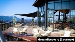 ຮູບທີ່ຖືກຈັດມອບໃຫ້ໂດຍທີມງານຂອງ ທ່ານອິນທີ, ເປີດເຜີຍໃຫ້ເຫັນພາບມຸມນຶ່ງຂອງບ່ອນນັ່ງຫຼິ້ນຢູ່ ພູຜາມ່ານ, ແຂວງຄໍາມ່ວນ.