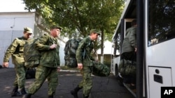Reclutas toman un autobús cerca de un centro de reclutamiento militar en Krasnodar, Rusia, el 25 de septiembre de 2022.