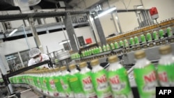 Seorang karyawan bekerja di perusahaan makanan dan minuman Indonesia PT ABC President Indonesia pabrik pembuatan produk minuman teh dalam kemasan di kawasan industri Kerawang di provinsi Jawa Barat pada 16 April 2014. (BAY ISMOYO / AFP)