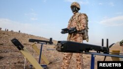 Sejumlah drone terlihat saat latihan militer pasukan darat Korps Garda Revolusi Islam (IRGC) di daerah Aras, Provinsi Azerbaijan Timur, Iran, 19 Oktober 2022. (Foto: via Reuters)